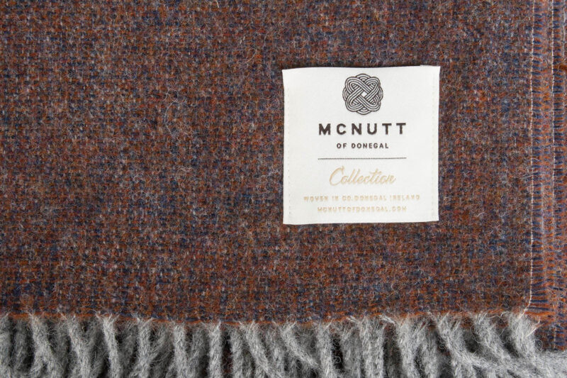 McNutt-plaid-effen-Aubergine-bruin-grijs-Reversible-wollen-dekentje