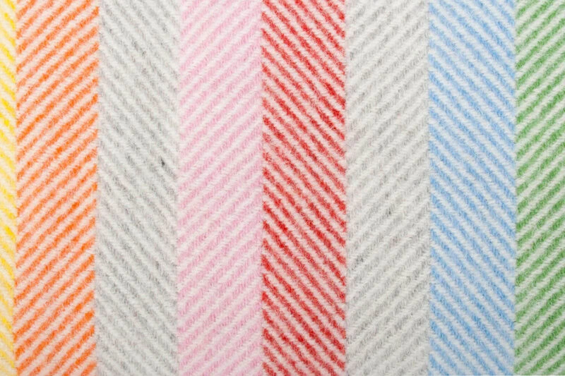 TM-SRG-Strepen-breed-Regenboog-wollen-dekentje
