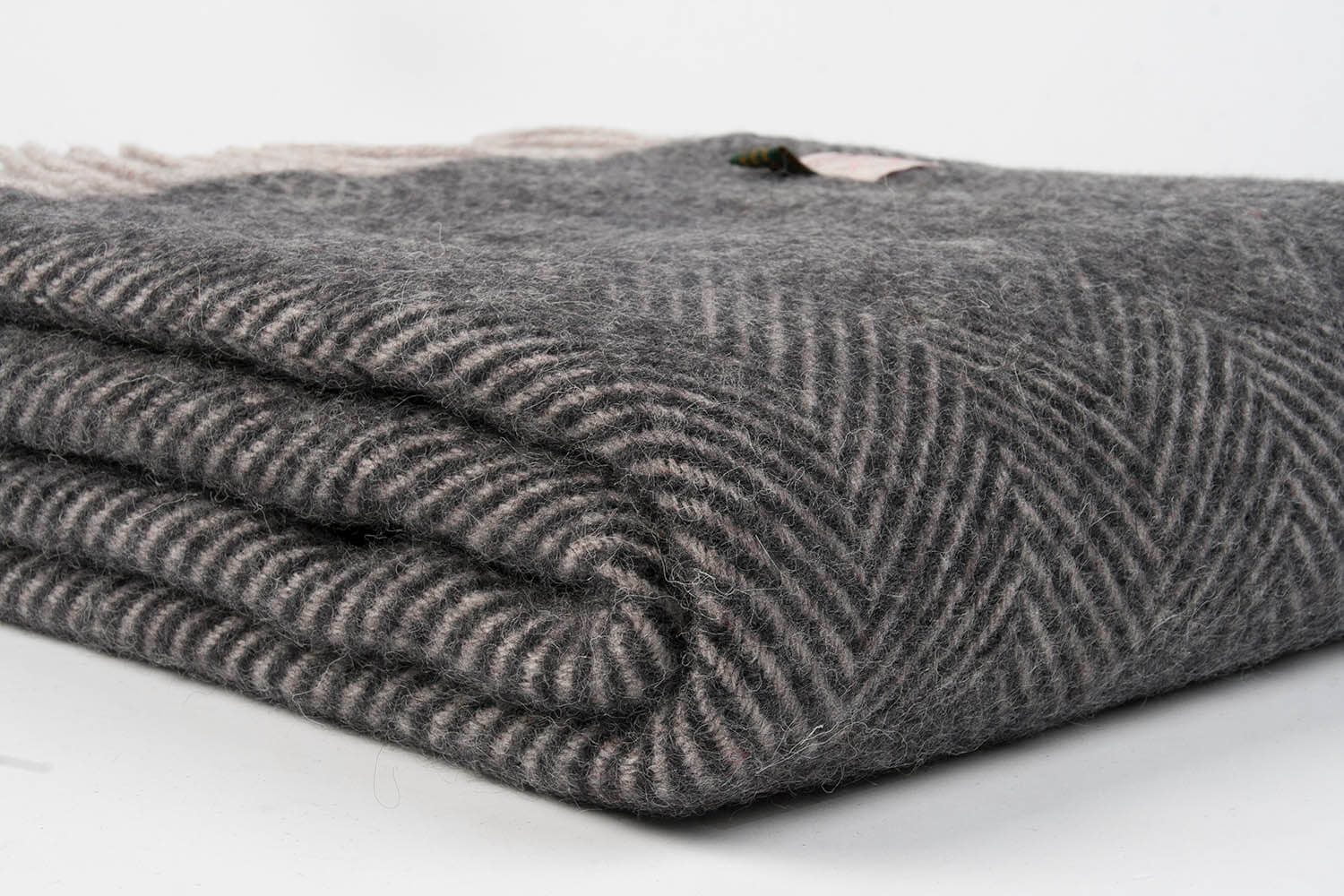 TM-VDG-Visgraat-smal-Donkergrijs-beige-wollen-dekentje