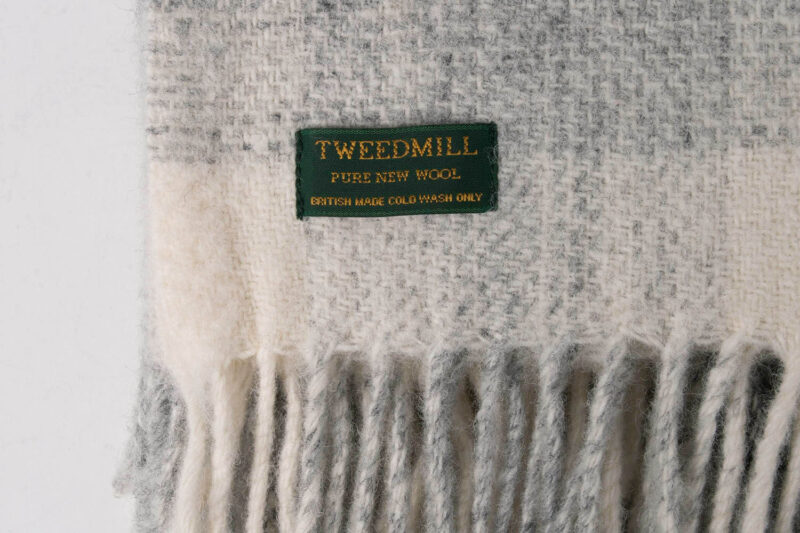 Tweedmill-Streepruit-Grijs-Wit-wollen-dekentje