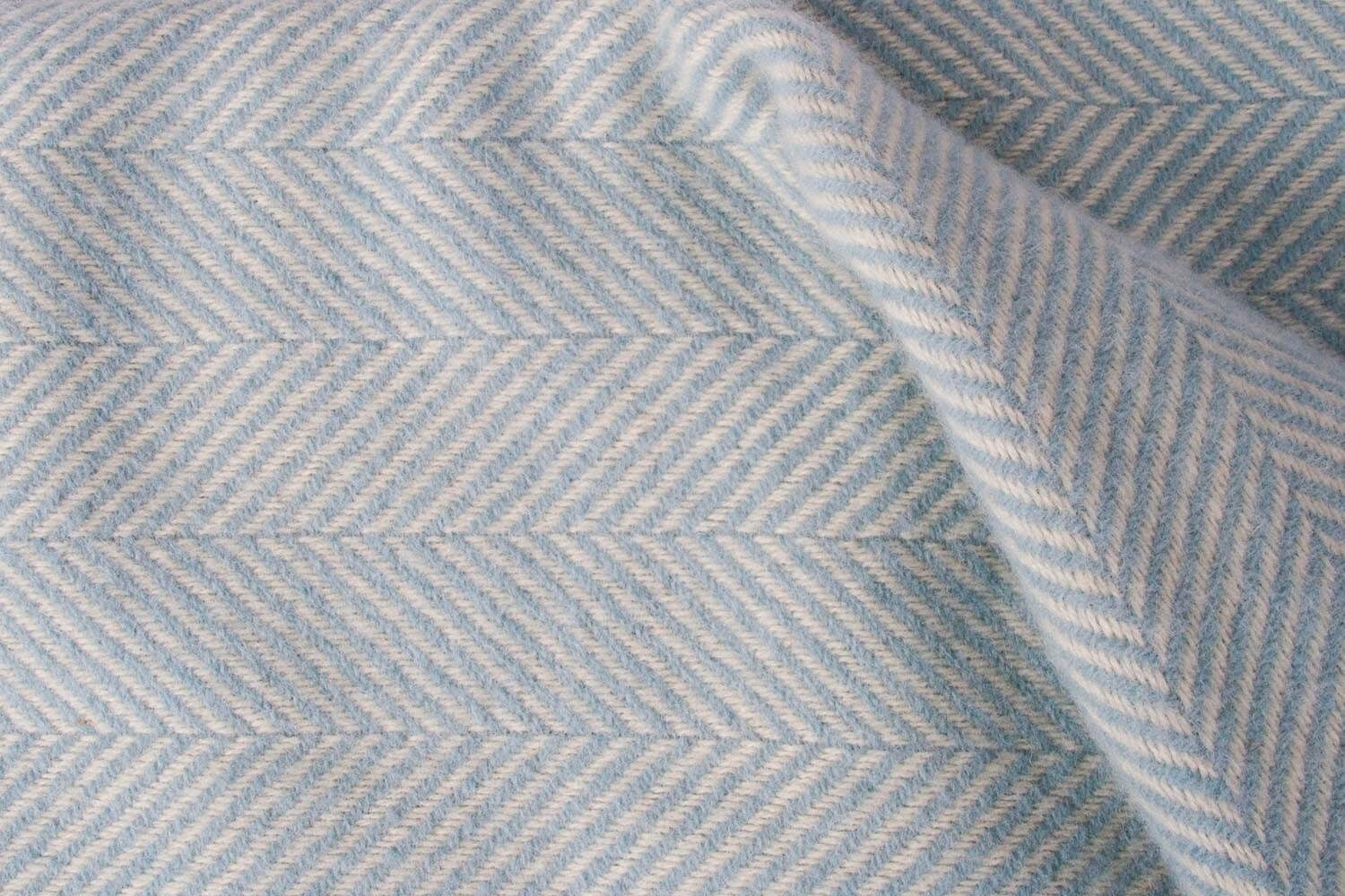 Tweedmill-plaid-VBW-Visgraat-smal-Lichtblauw-wit-wollen-dekentje