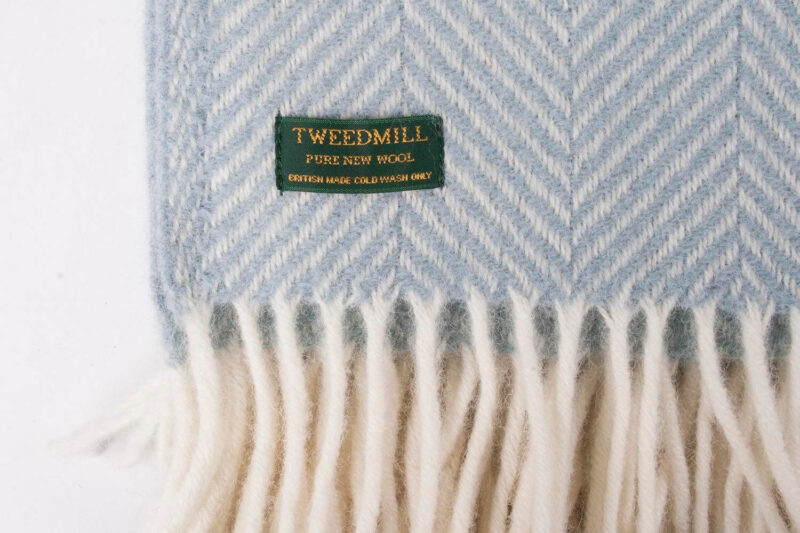 Tweedmill-plaid-VBW-Visgraat-smal-Lichtblauw-wit-wollen-dekentje