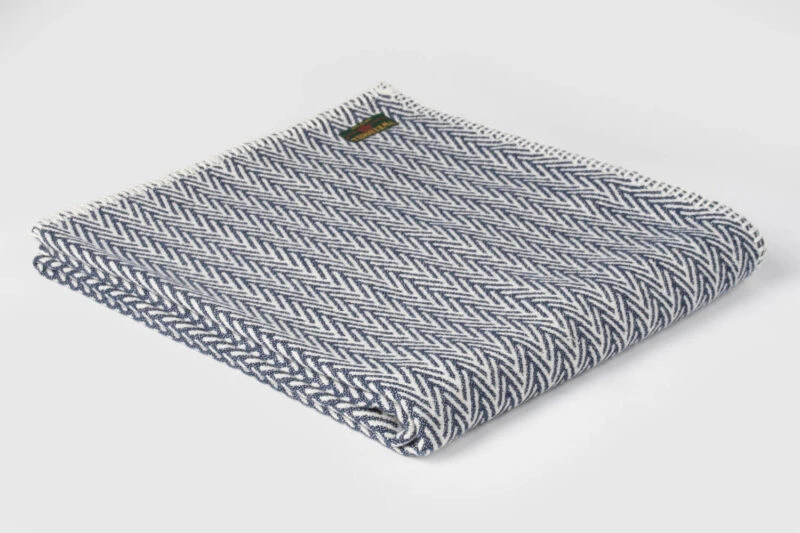 Tweedmill-plaid-VGW-Visgraat-Donkerblauw-wit-katoen-dekentje