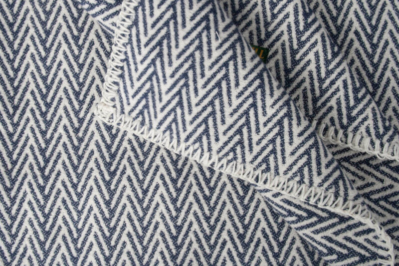 Tweedmill-plaid-VGW-Visgraat-Donkerblauw-wit-katoen-dekentje