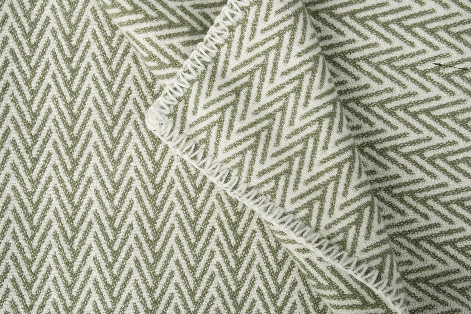 Tweedmill-plaid-VGW-Visgraat-Olijf-groen-wit-katoen-dekentje