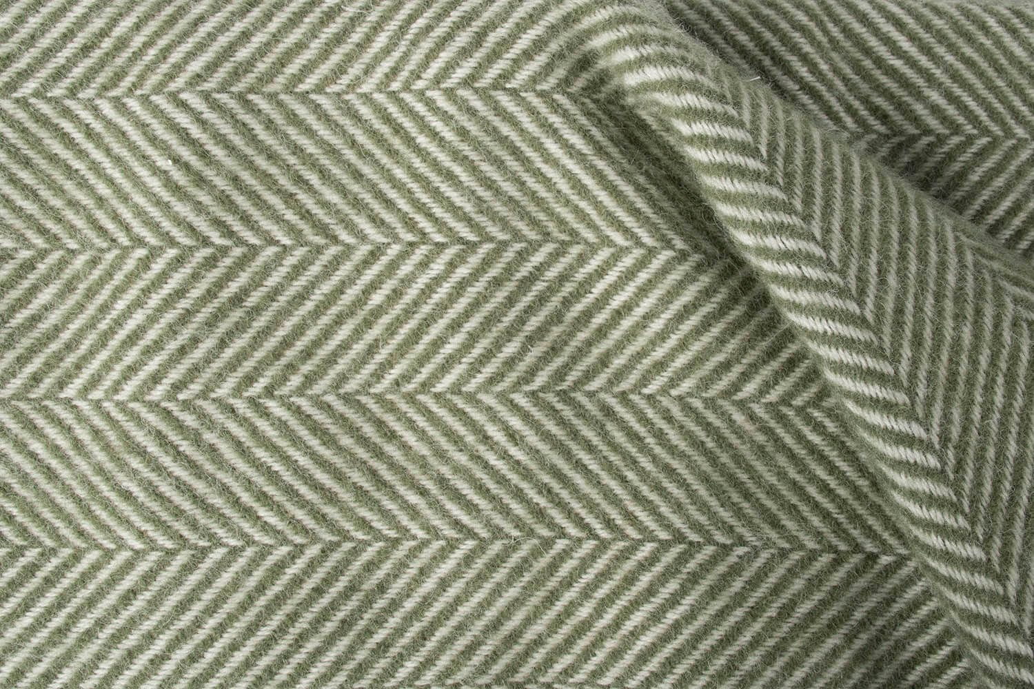 Tweedmill-plaid-VOG-Visgraat-smal-Olijfgroen-wit-wollen-dekentje
