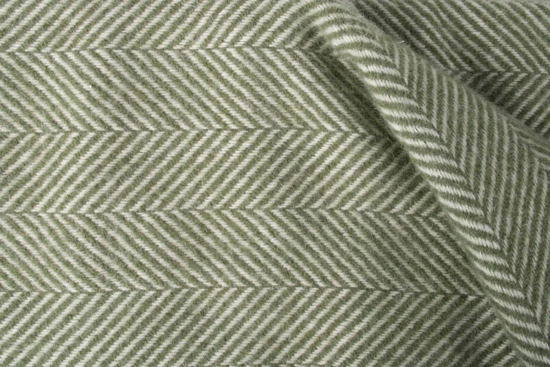 Tweedmill-plaid-VOG-Visgraat-smal-Olijfgroen-wit-wollen-dekentje