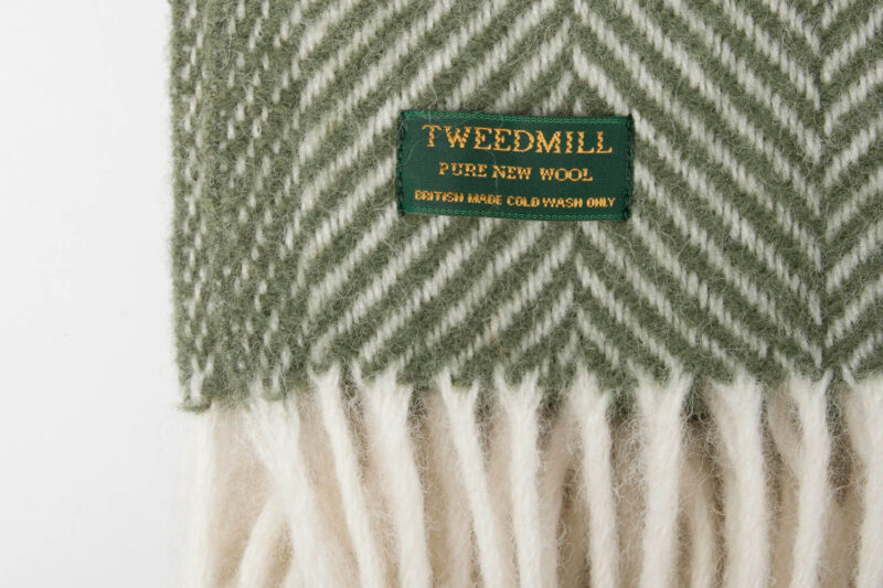 Tweedmill-plaid-VOG-Visgraat-smal-Olijfgroen-wit-wollen-dekentje