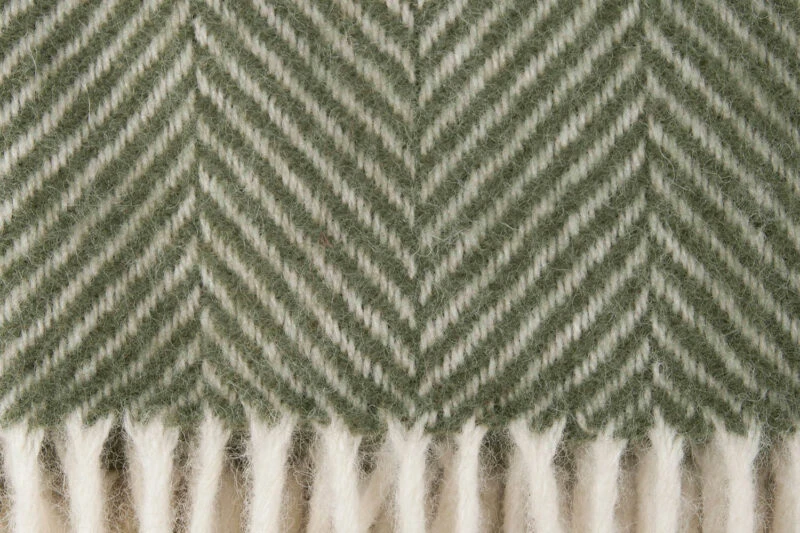 Tweedmill-plaid-VOG-Visgraat-smal-Olijfgroen-wit-wollen-dekentje