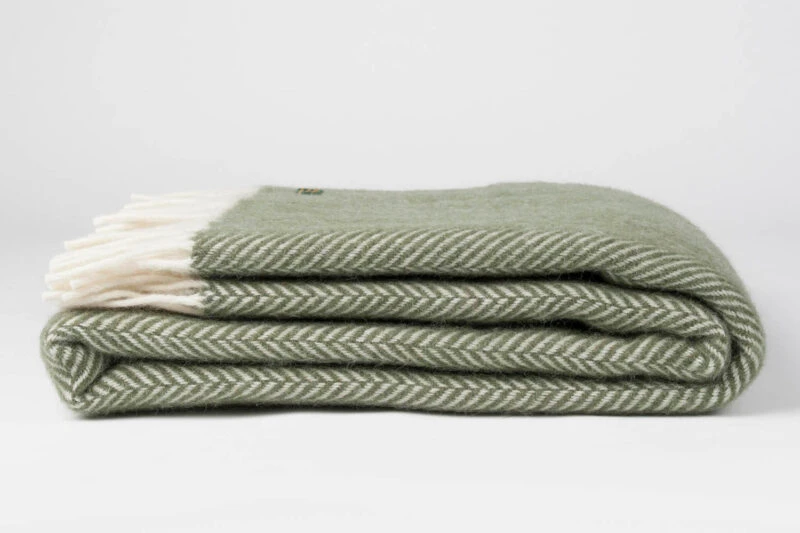 Tweedmill-plaid-VOG-Visgraat-smal-Olijfgroen-wit-wollen-dekentje