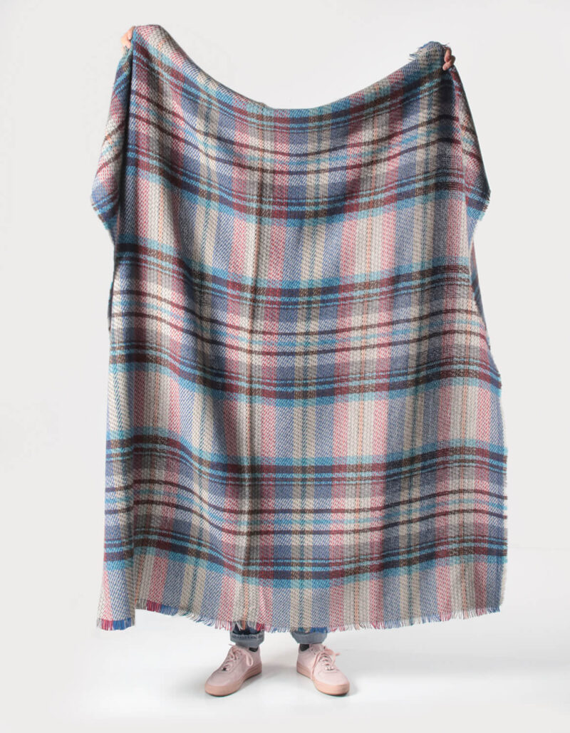 Tweedmill plaid LARGE-Recycled wol-Tartan-Lichtblauw beige-wollen-dekentje