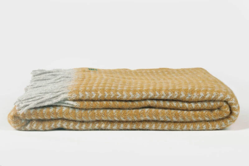 Tweedmill-Treetop-Okergeel-wollen-dekentje-plaid