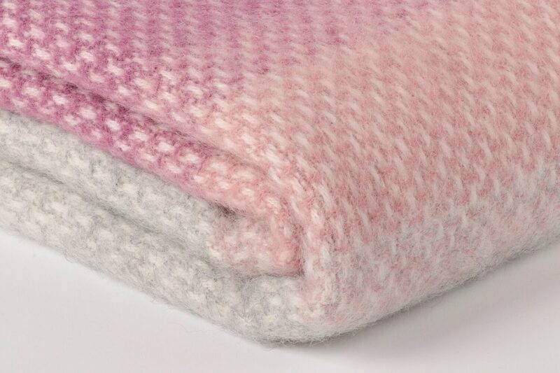 Tweedmill plaid-Banen-Ombre-Lichtgrijs-Roze-wollen-dekentje