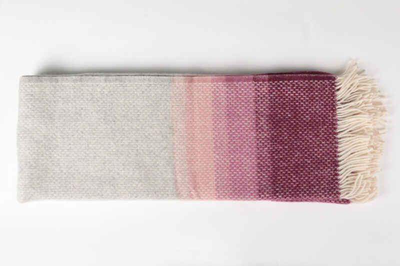 Tweedmill plaid-Banen-Ombre-Lichtgrijs-Roze-wollen-dekentje