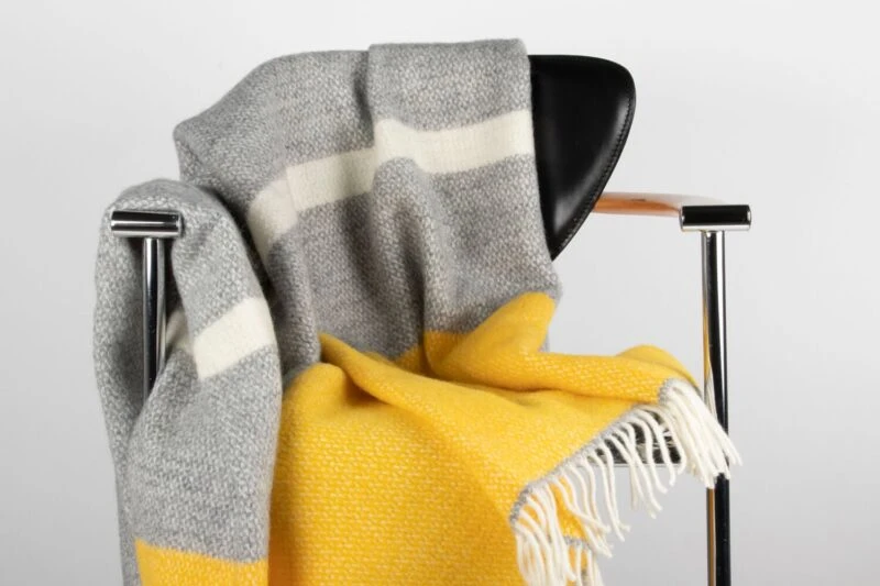Tweedmill plaid-Banen-Grijs-Geel-wollen-dekentje-a