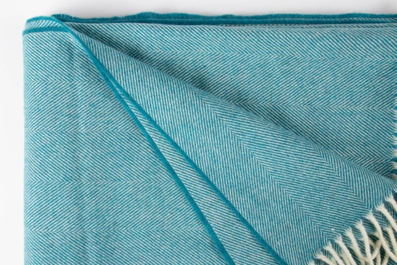 McNutt-plaid-XL-lamswol-visgraat-Aquablauw-wit-wollen-dekentje-a