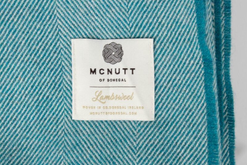 McNutt-plaid-XL-lamswol-visgraat-Aquablauw-wit-wollen-dekentje-a