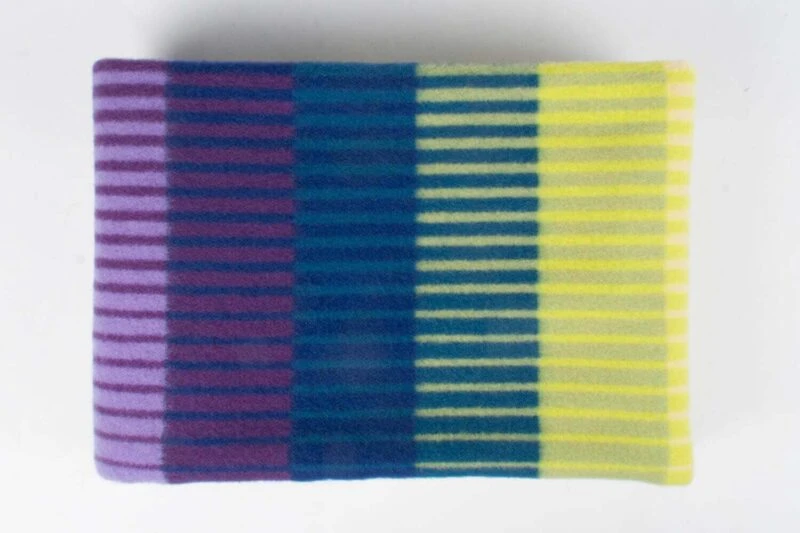 RØROS “ÅSMUND GRADIENT” – SCHEERWOLLEN PLAID – GEEL VIOLET